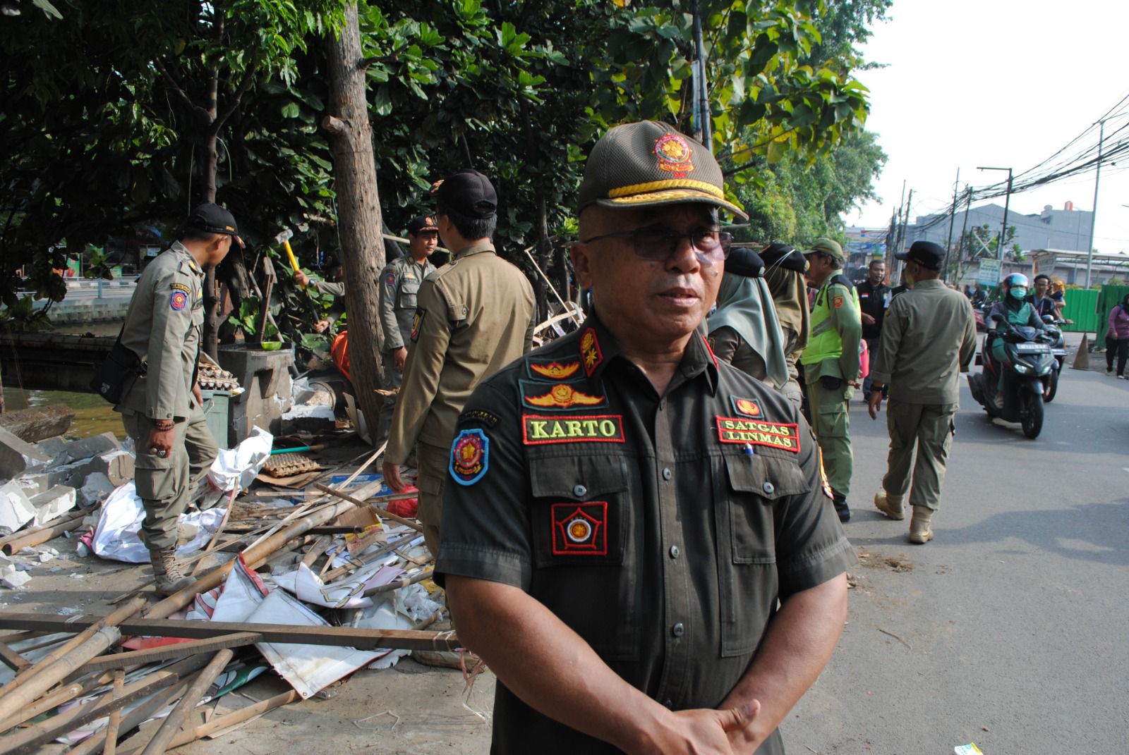 Kecamatan Bekasi Selatan Bersama Satpol PP Tertibkan Pedagang Kaki Lima Yang Menyalahi Aturan