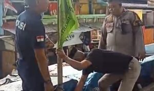 Polsek Metro Tanah Abang Tertibkan Bendera Ormas Ilegal, Cegah Premanisme di Ruang Publik