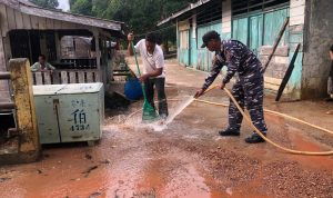 Demi Kenyamanan Pengguna Pelabuhan, Posal Pulau Mas Bersama Warga Masyarakat Bersihkan Pelabuhan