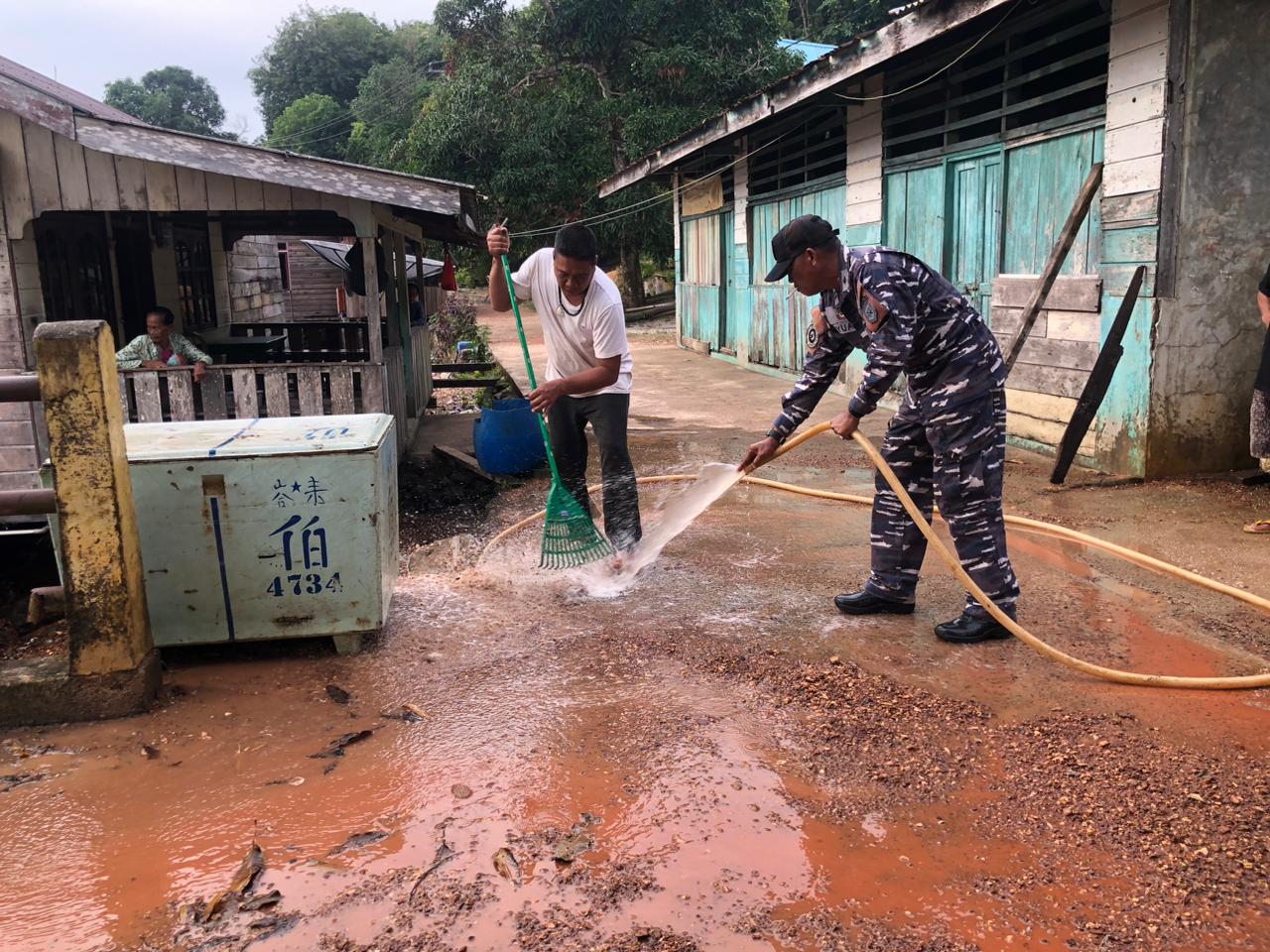 Demi Kenyamanan Pengguna Pelabuhan, Posal Pulau Mas Bersama Warga Masyarakat Bersihkan Pelabuhan