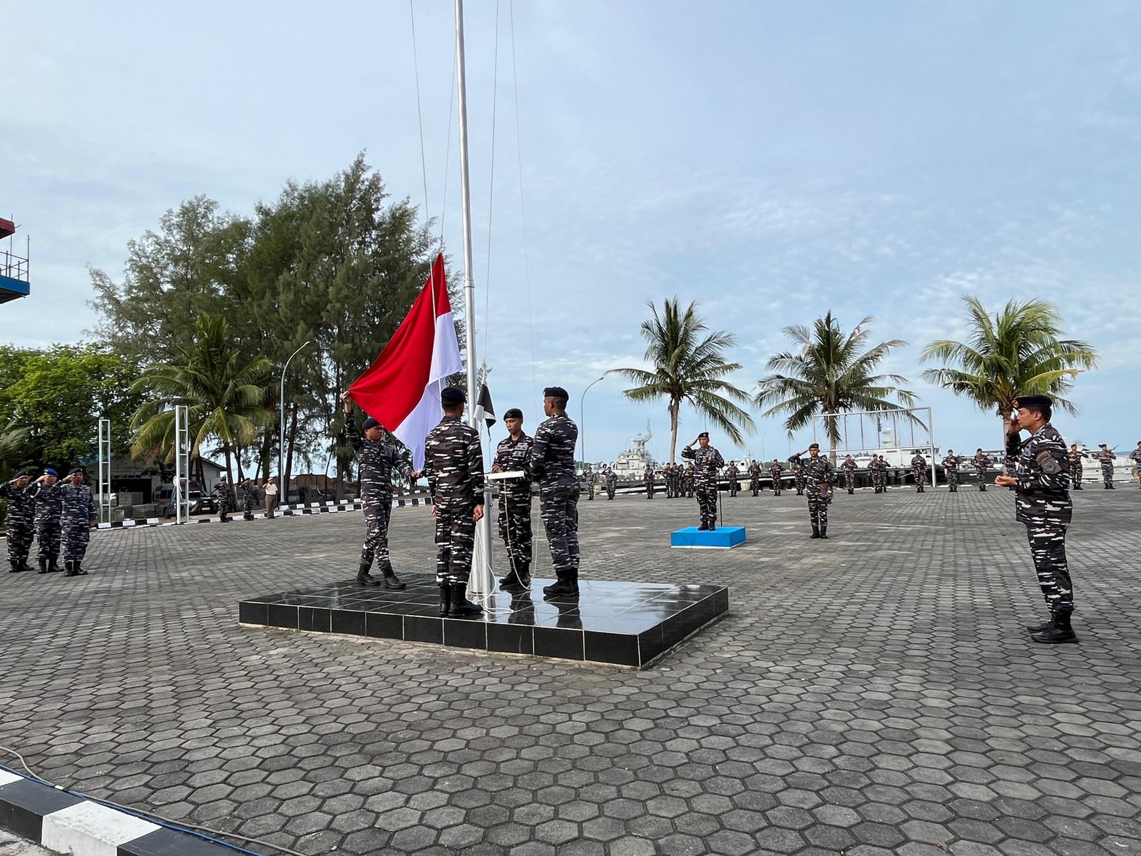 Danlanal Bintan Pimpin Upacara Bendera 17-an Bersama Jajaran TNI Angkatan Laut di Tanjung Uban