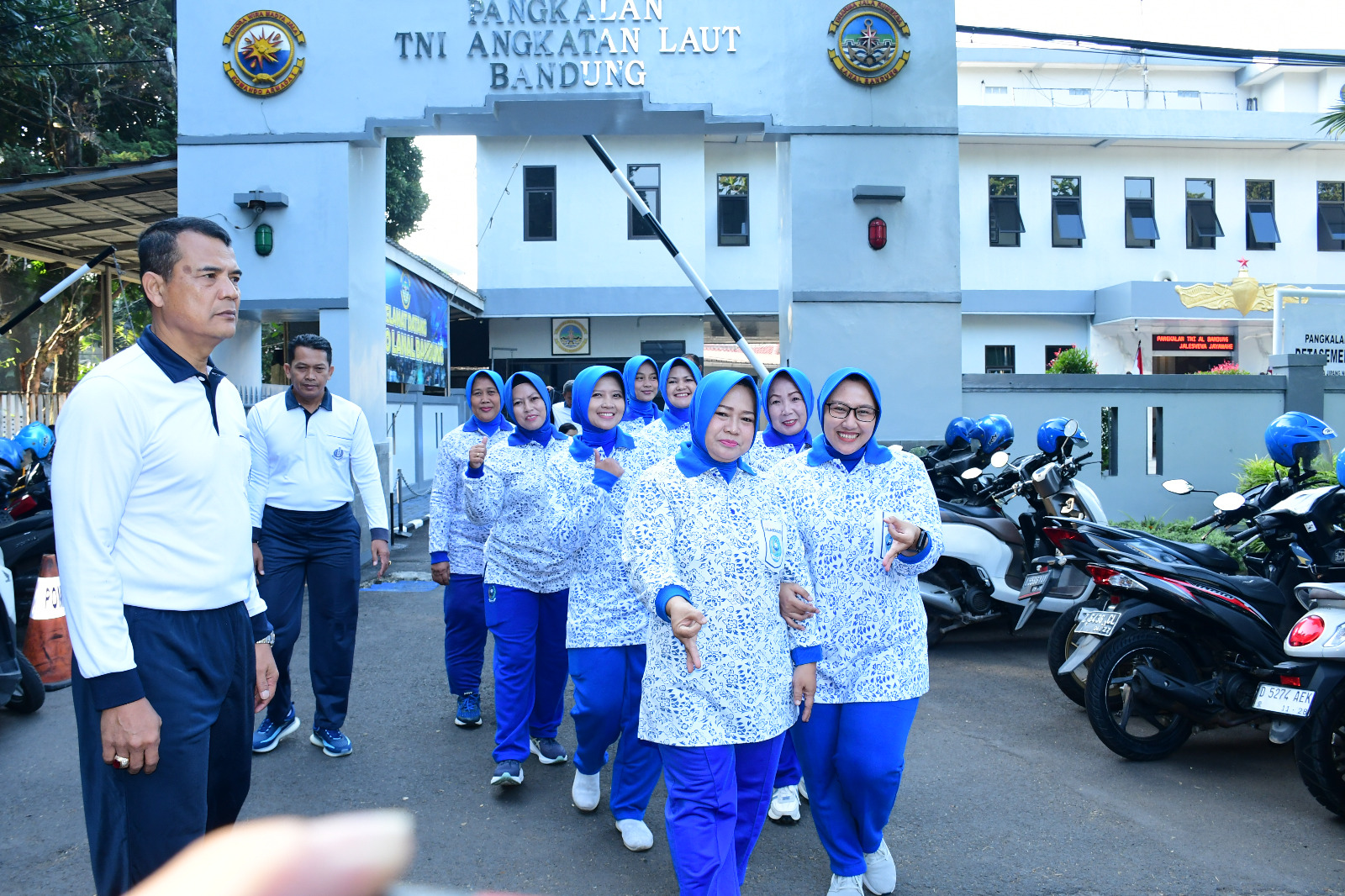 Jalin Silaturahmi dan Kebersamaan, Serta Menjaga Kesehatan dan Kebugaran, Keluarga Besar Lanal Bandung Gelar Olahraga Bersama