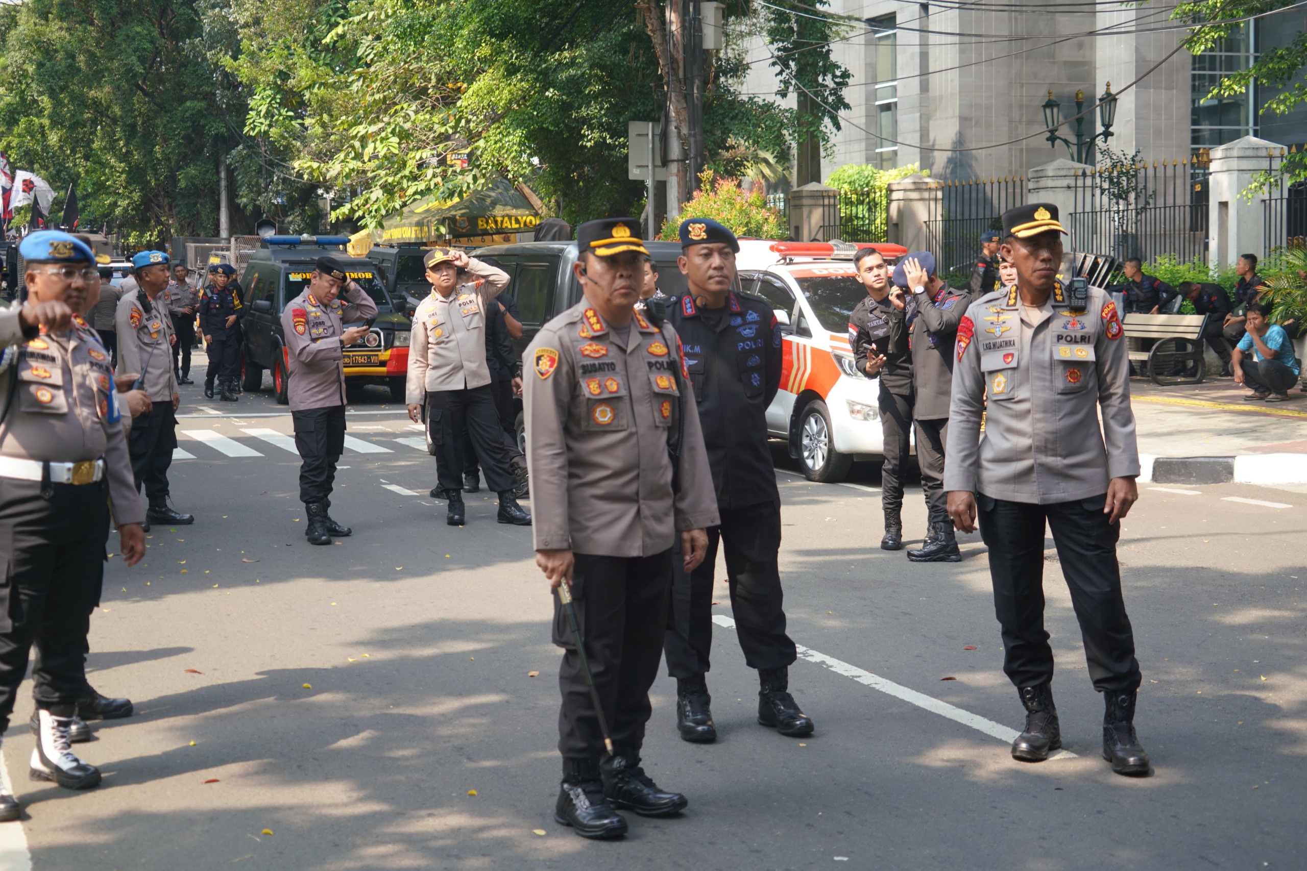 Brimob Polda Metro Jaya Amankan Sidang Putusan Terdakwa Hasto Kristiyanto di PN Jakarta Pusat