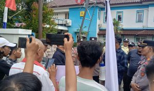 Kapolsek Rangkasbitung Bersama Jajaran Polres Lebak PAM Aksi Unras di Kantor PLN UP 3 Banten Selatan