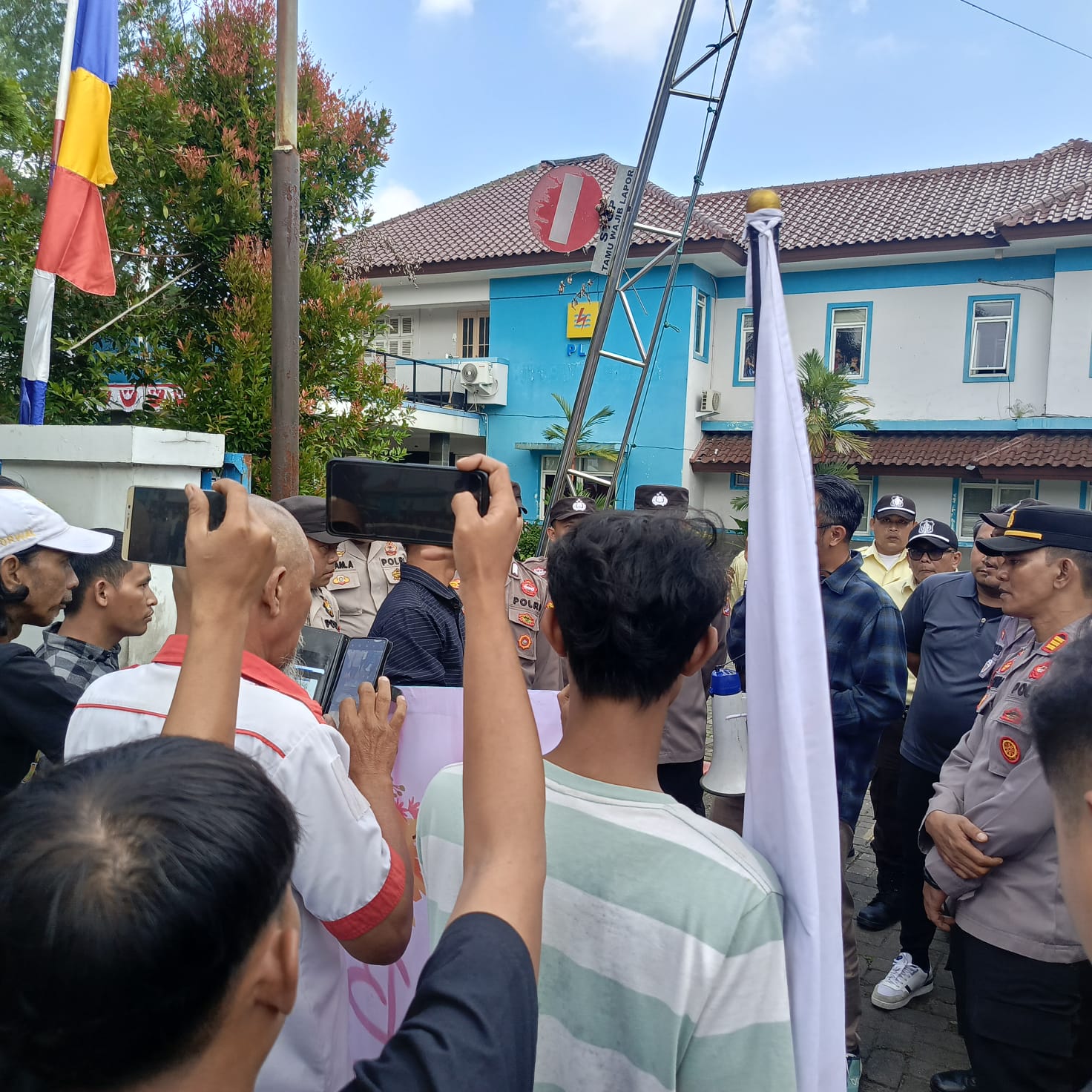 Kapolsek Rangkasbitung Bersama Jajaran Polres Lebak PAM Aksi Unras di Kantor PLN UP 3 Banten Selatan