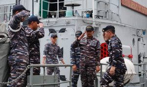 Prajurit Pangkalan TNI Angkatan Laut Dumai Sambut Kedatangan KRI Lambung Mangkurat-374