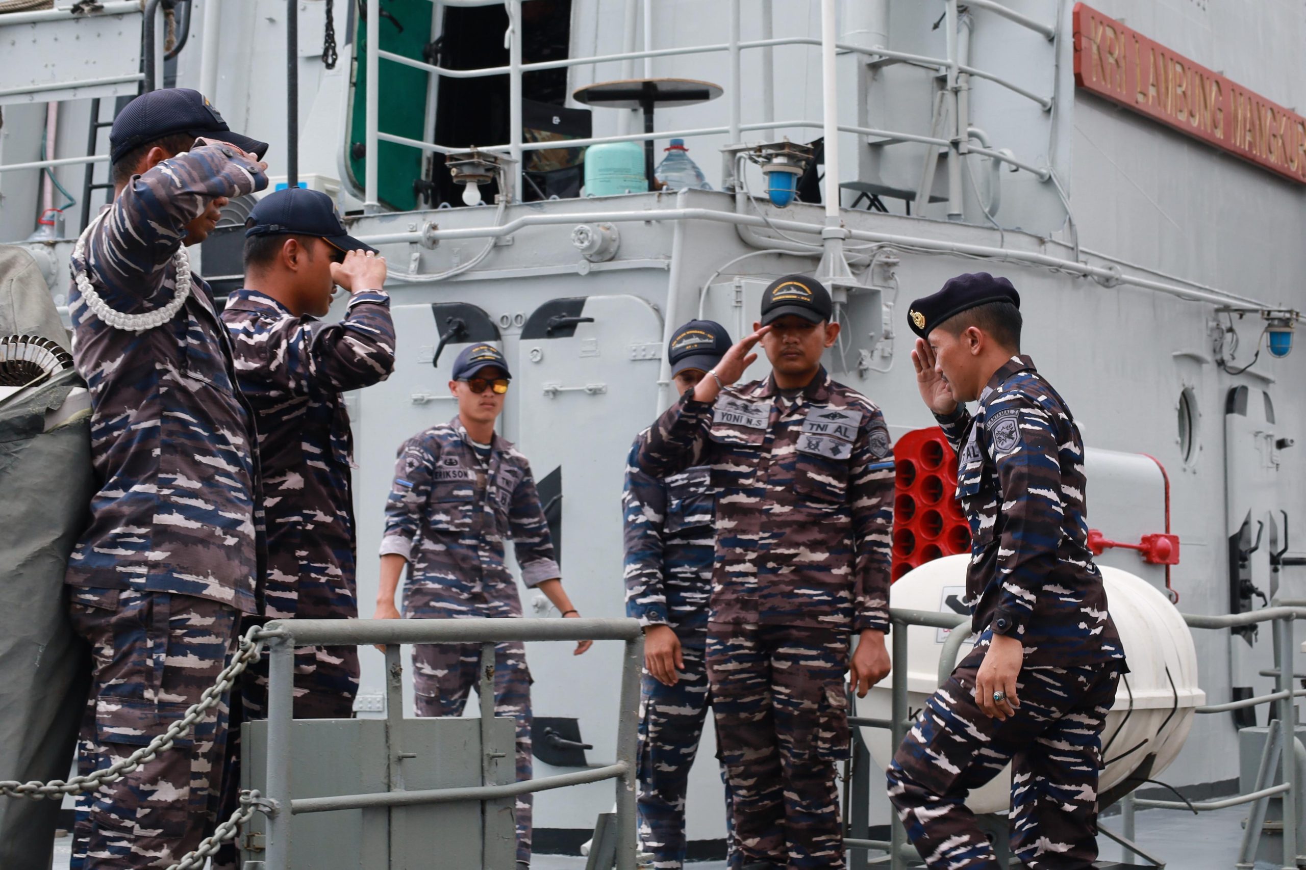 Prajurit Pangkalan TNI Angkatan Laut Dumai Sambut Kedatangan KRI Lambung Mangkurat-374