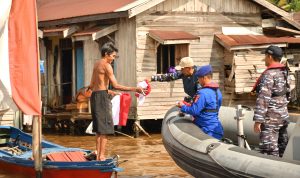 Tingkatkan Jiwa Nasionalisme Sambut HUT Ke-80 Republik Indonesia, Lanal Banjarmasin Bagikan 1.000 Bendera Merah Putih