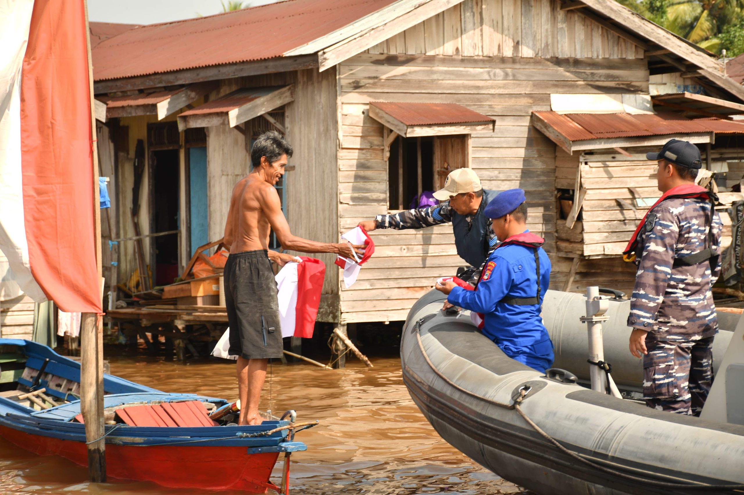Tingkatkan Jiwa Nasionalisme Sambut HUT Ke-80 Republik Indonesia, Lanal Banjarmasin Bagikan 1.000 Bendera Merah Putih