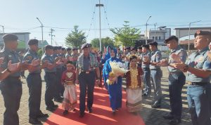 Komandan Satlinlamil 3 dan Ketua Cabang 4 Gabungan Jalasenastri Kolinlamil Disambut Dengan Tradisi Kearifan Lokal Angaru dan Tari Paduppa
