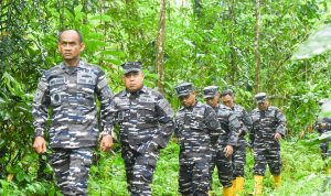 Kadisfaslanal Didampingi Aslog Dankodaeral IX Tinjau Lahan TNI AL di Dusun Karang-Karang Kota Ambon