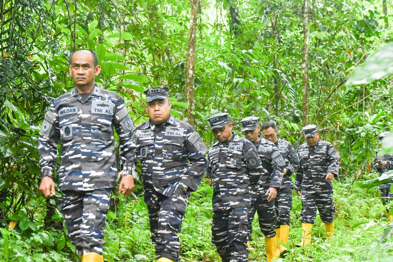Kadisfaslanal Didampingi Aslog Dankodaeral IX Tinjau Lahan TNI AL di Dusun Karang-Karang Kota Ambon