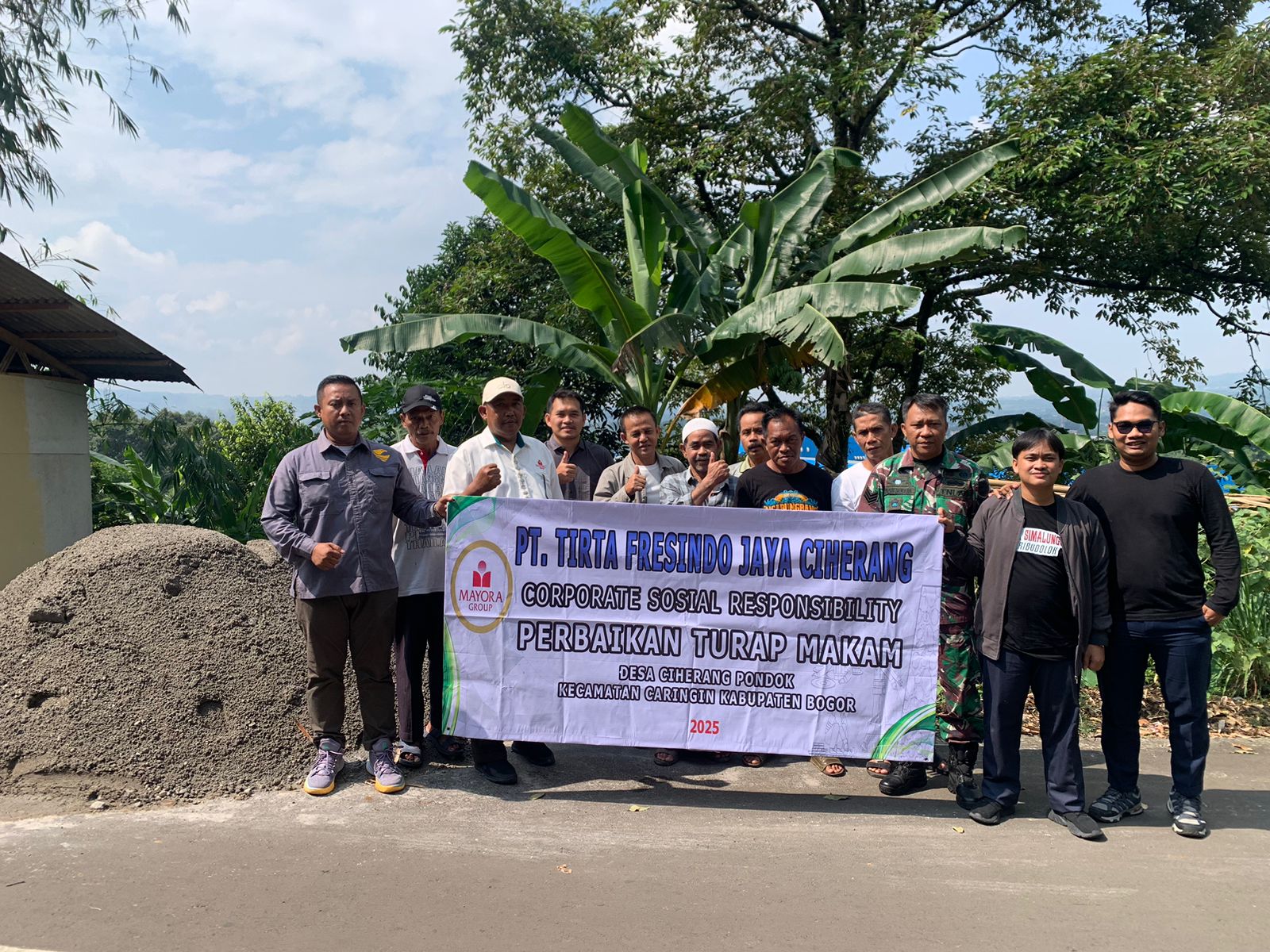 Antisipasi Longsor, TFJ Ciherang Bangun TPT Di Lokasi Pemakaman Warga