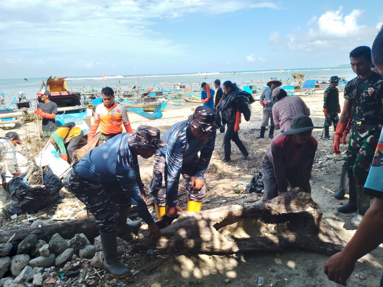 Bersih Pantai “Jabar Raksa Sagara” Tahun 2025, Wujud Nyata Kolaborasi Positif Lanal Bandung dan DKP Provinsi Jawa Barat