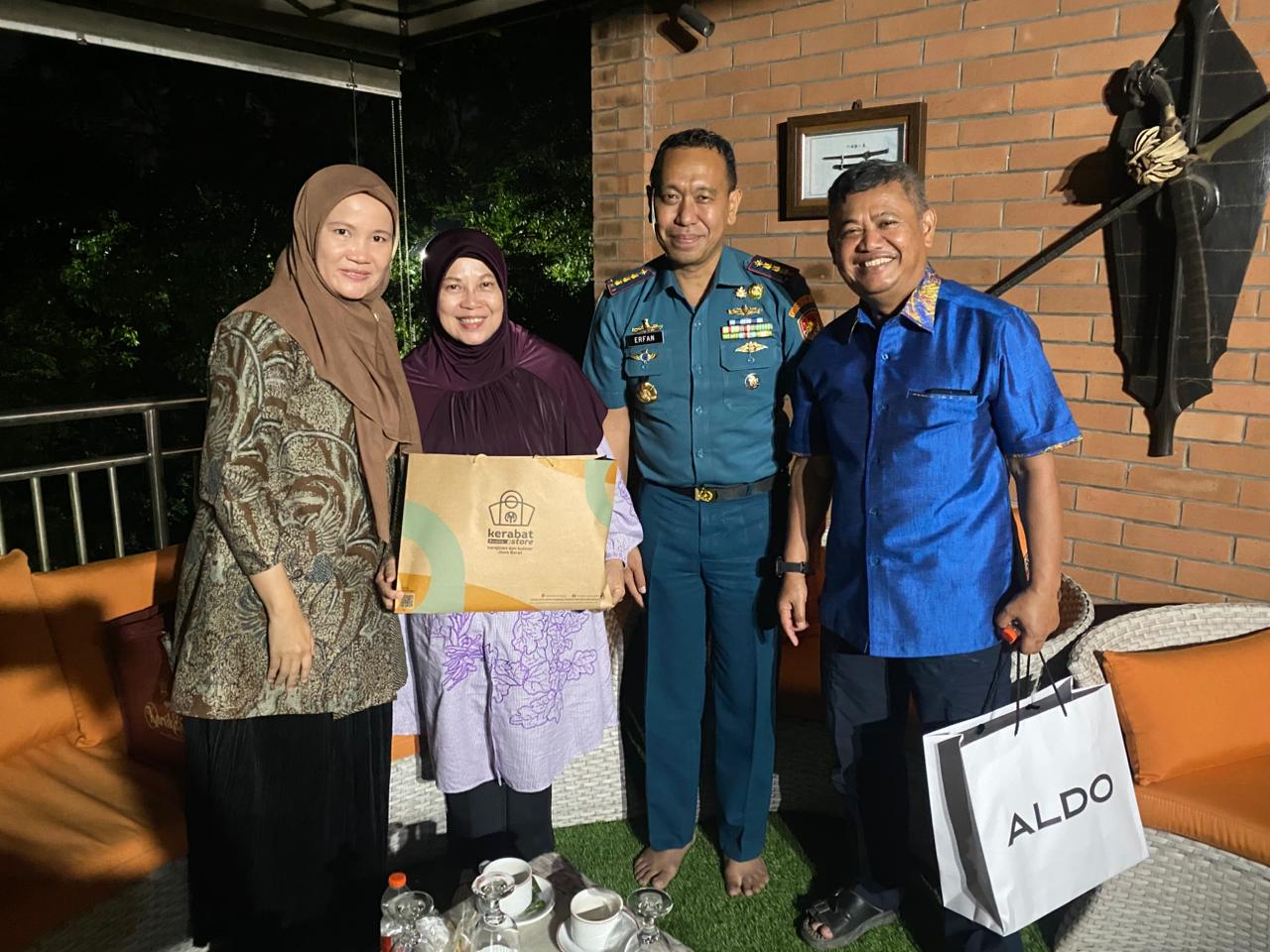 Peringati Hari Armada RI Tahun 2025, Komandan Lanal Bandung Anjangsana Ke Pangarmabar/Pangarmada Laksamana TNI (Purn) Achmad Taufiq Rochman