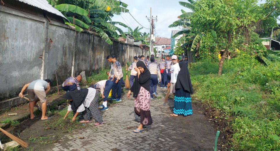 Peringati HUT Ke-5, Prajurit Satlinlamil 3 Gelar Bersih Lingkungan