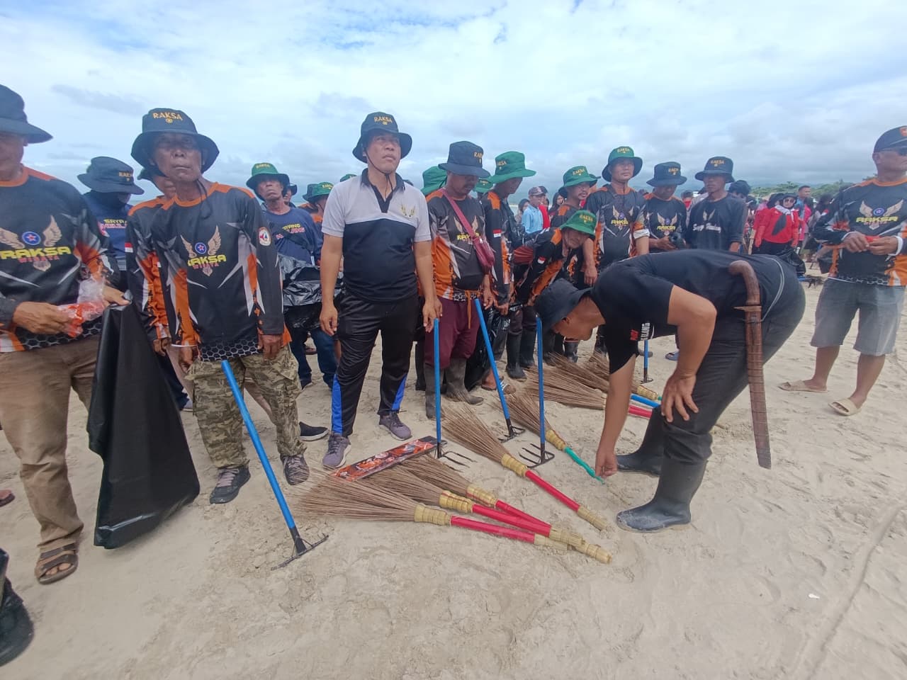 Pantai Santolo Garut Menjadi Sasaran Berikutnya Bersih Pantai (Jabar Raksa Sagara) TNI AL Bandung Bersama DKP Provinsi Jawa Barat