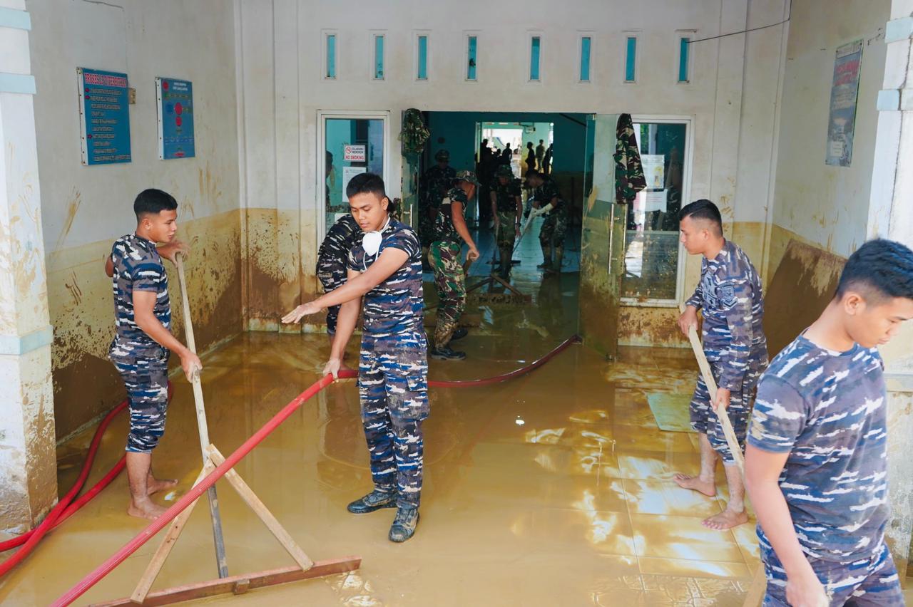 Prajurit Kodaeral I Terjun Langsung Bersihkan RSUD Aceh Tamiang Pasca Banjir