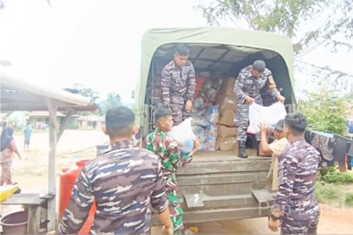 Lanal Sibolga Distribusikan Bantuan Untuk Korban Longsor dan Banjir di Sibolga-Tapanuli Tengah