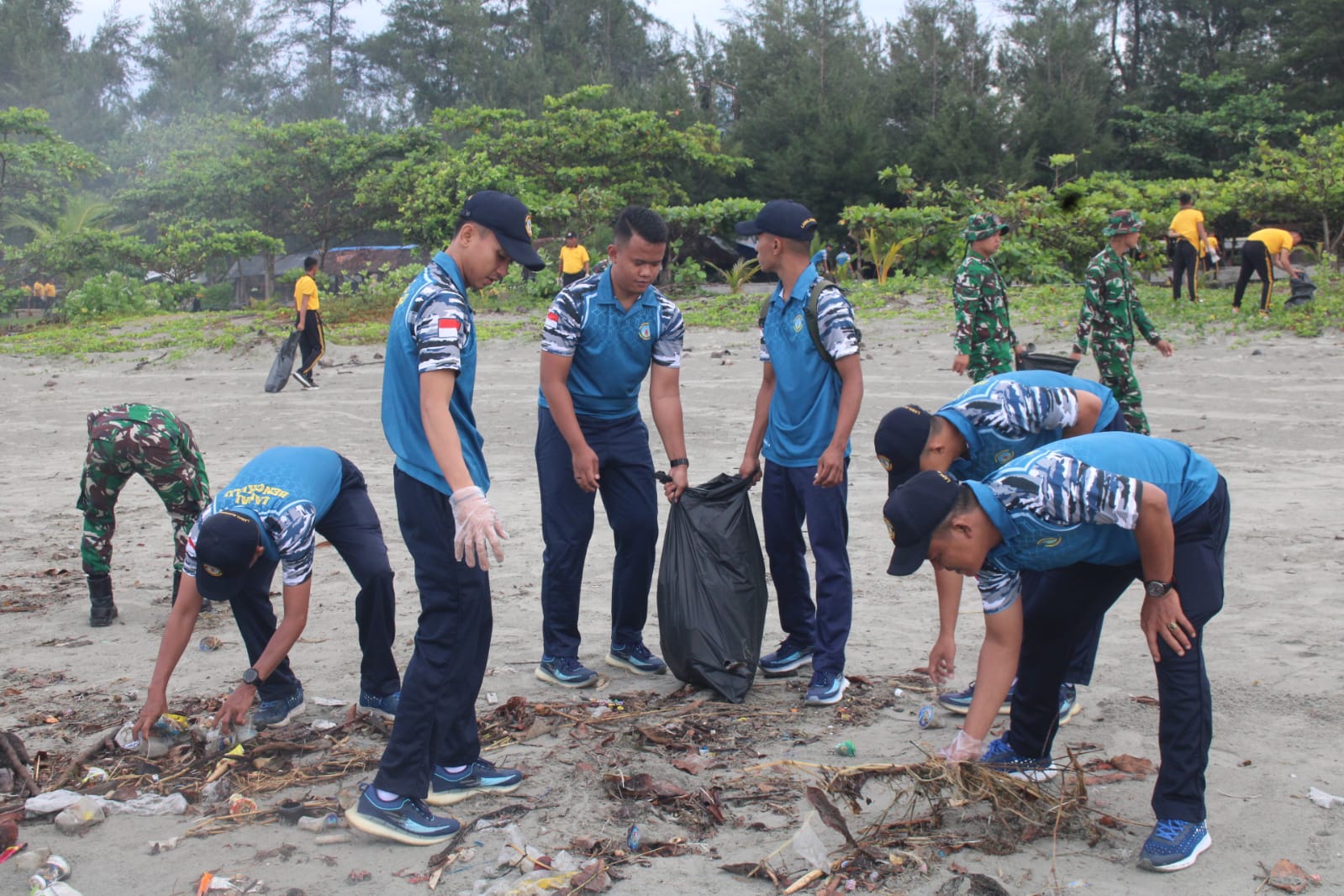 Lanal Bengkulu Berpartisipasi Dalam Karya Bakti Pembersihan Pantai Panjang Kota Bengkulu