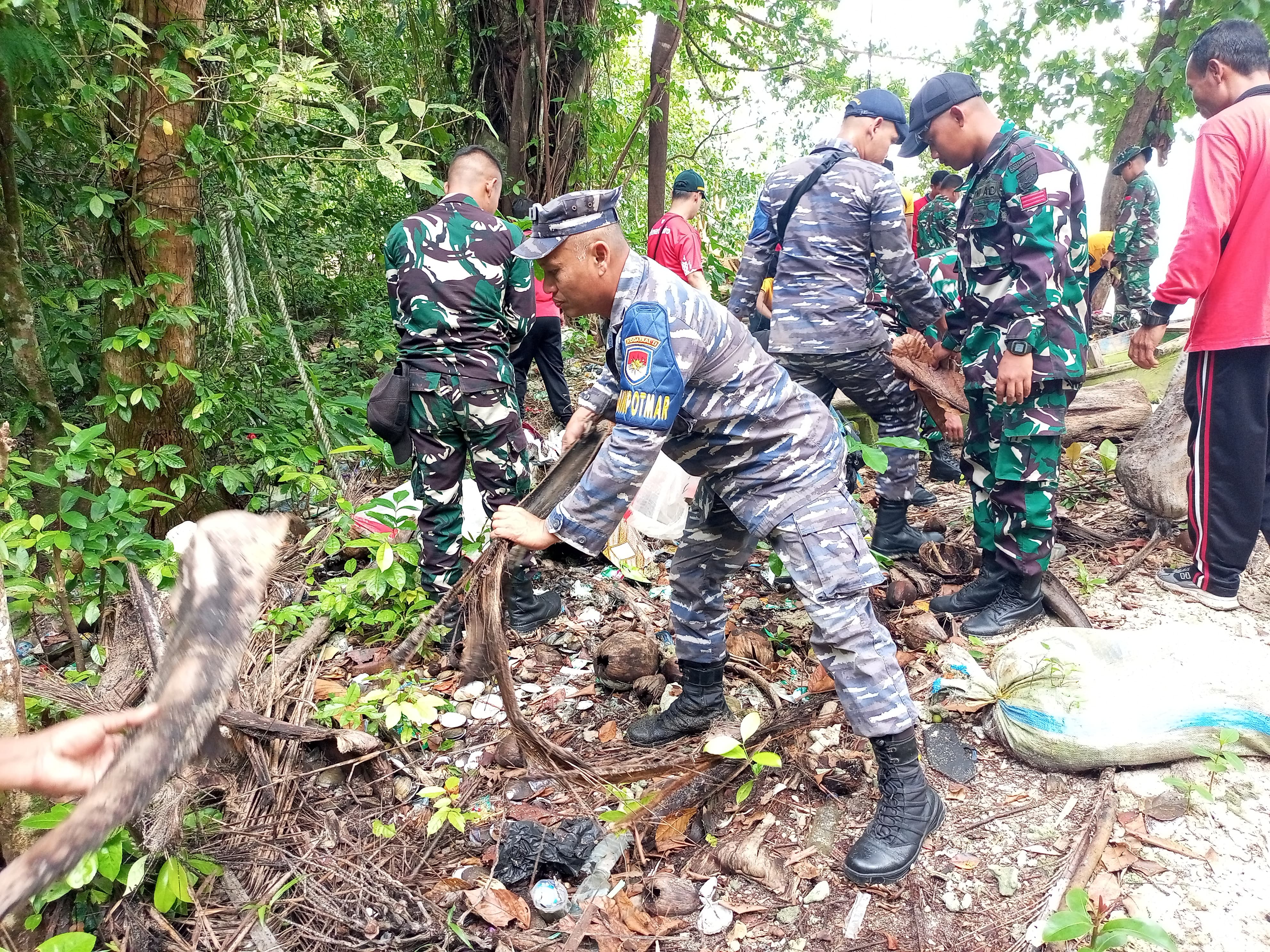 Sinergi Untuk Pesisir Bersih, Posal Enggano dan Forkopincam Bergerak Bersama