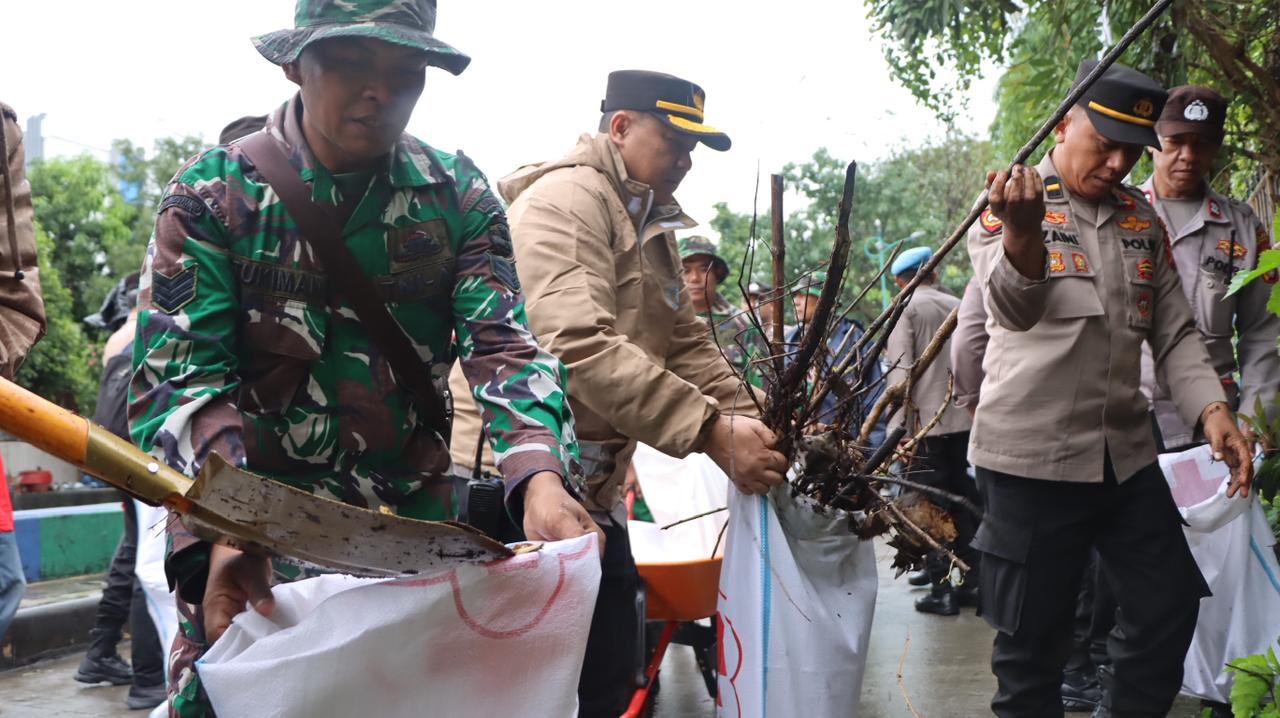TNI-Polri dan Warga Kerja Bakti Serentak di Jakarta Pusat, Kapolres: Sinergi Jaga Lingkungan dan Cegah Banjir