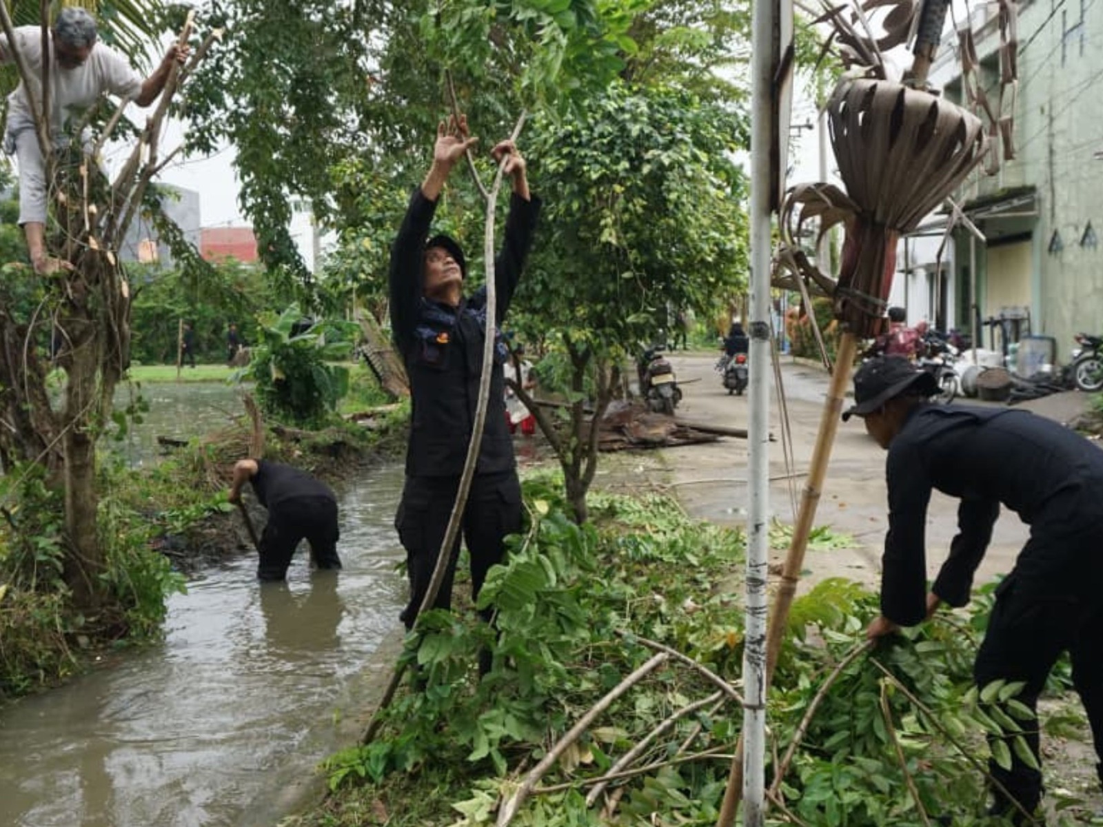 Brimob Metro Jaya Bersama Warga Gelar Aksi “Jaga Jakarta Bersih” di Cikarang Pusat, Kab. Bekasi