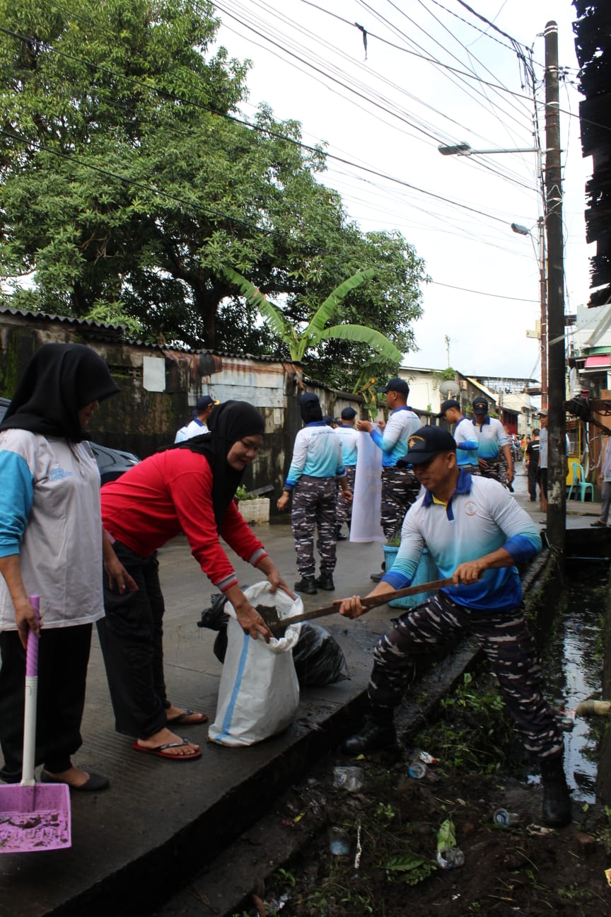 Dukung Program Indonesia ASRI, Prajurit Satlinlamil 3 Bersama Masyarakat Laksanakan Karya Bakti Bersih Lingkungan