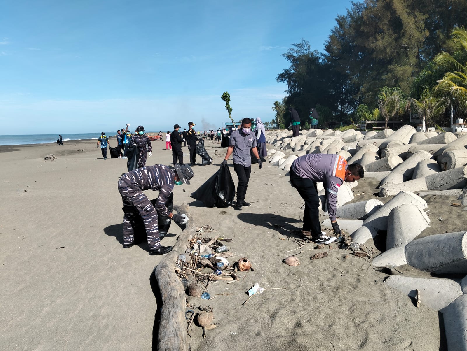 Lanal Sabang Bersama Forkopimda Kota Sabang Gelar Gotong Royong Bersih Pantai Paradiso dan Sabang Fair