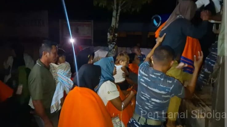 Personel Lanal Sibolga Evakuasi Ibu dan Balita Korban Banjir di Tukka Kabupaten Tapanuli Tengah