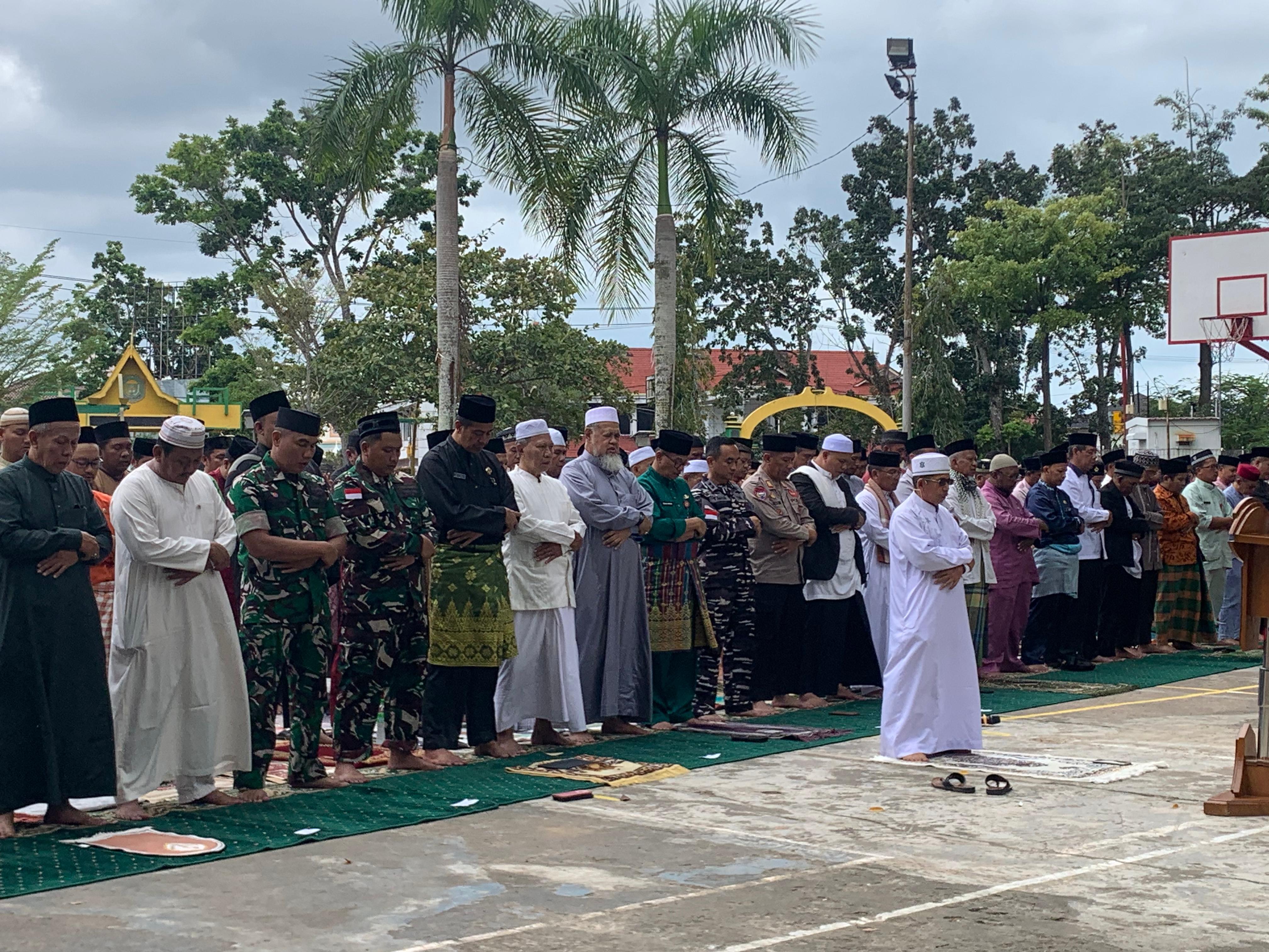 Shalat Istisqa Bersama, Danlanal Bintan dan Warga Tanjungpinang Memohon Hujan Untuk Bumi yang Kering