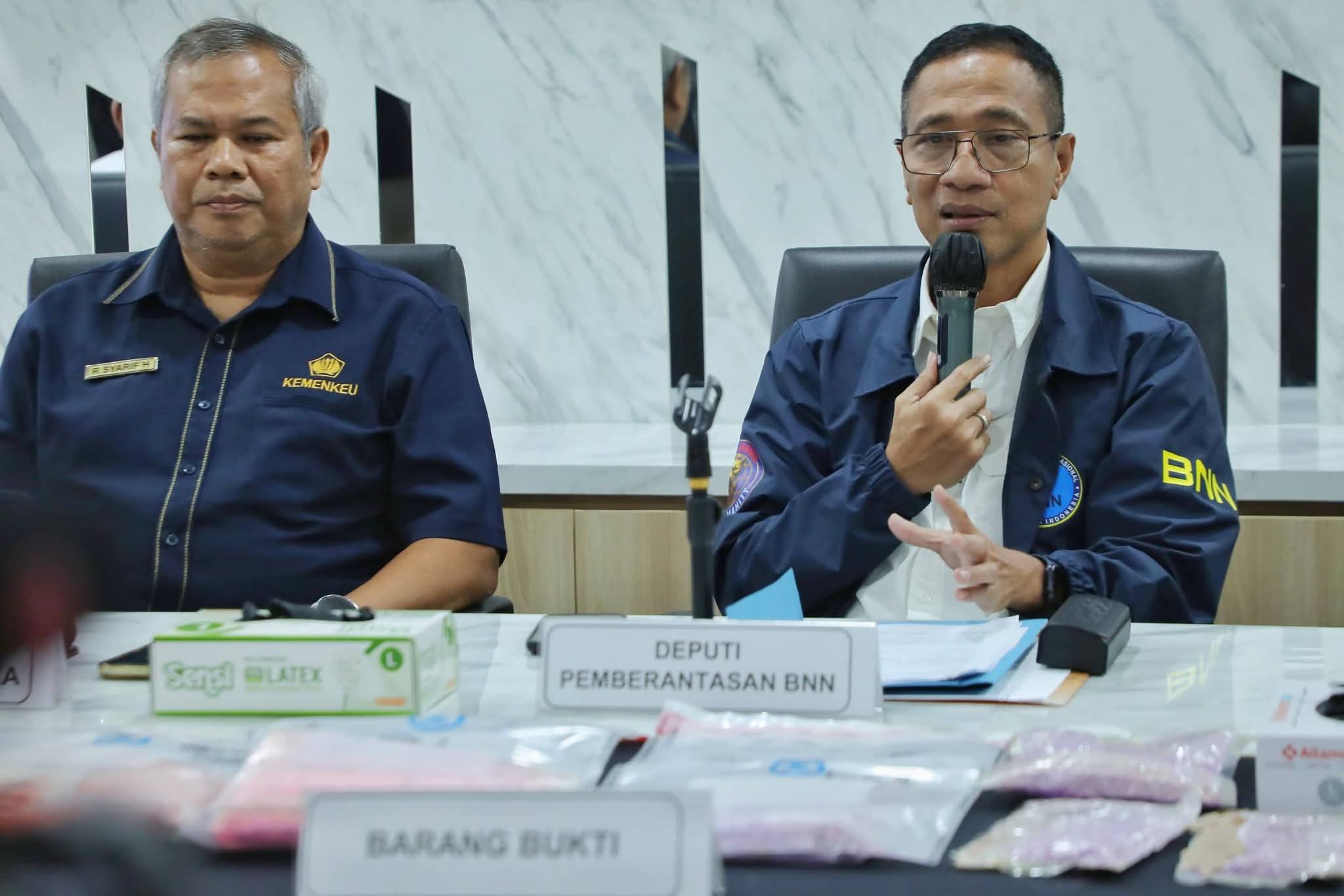 BNN Bersama Bea dan Cukai Berhasil Ungkap Kasus Pengiriman 1.907,2 Gram Ekstasi