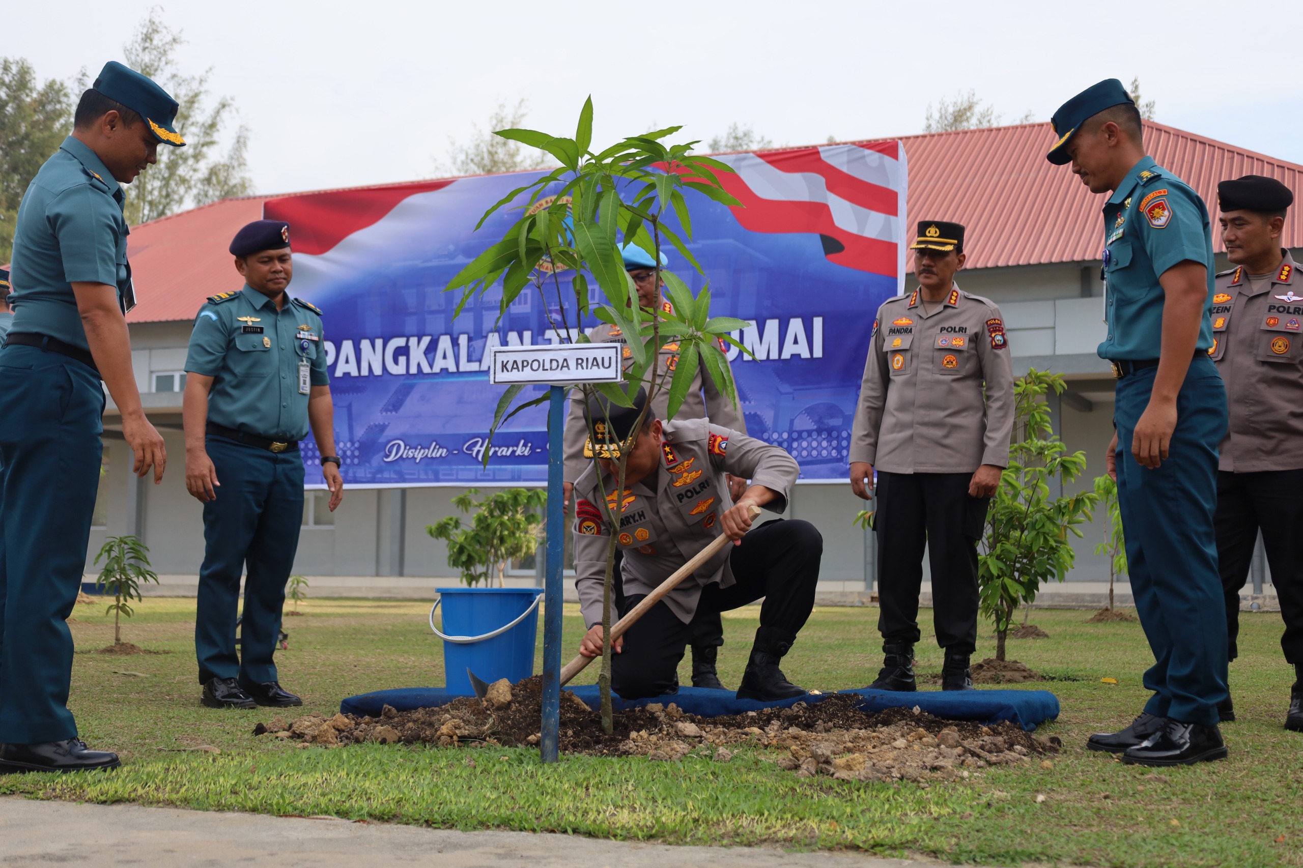 Perkuat Soliditas TNI AL-Polri, Kapolda Riau Kunjungi Lanal Dumai dan Laksanakan Aksi Penanaman Pohon