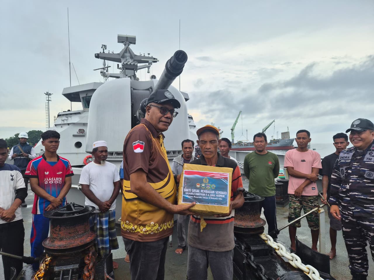 Guspurla Koarmada II Beserta Lanal Maumere Gelar Bakti Sosial Pembagian Sembako Ops Perisai Jaladhi-26 di Maumere