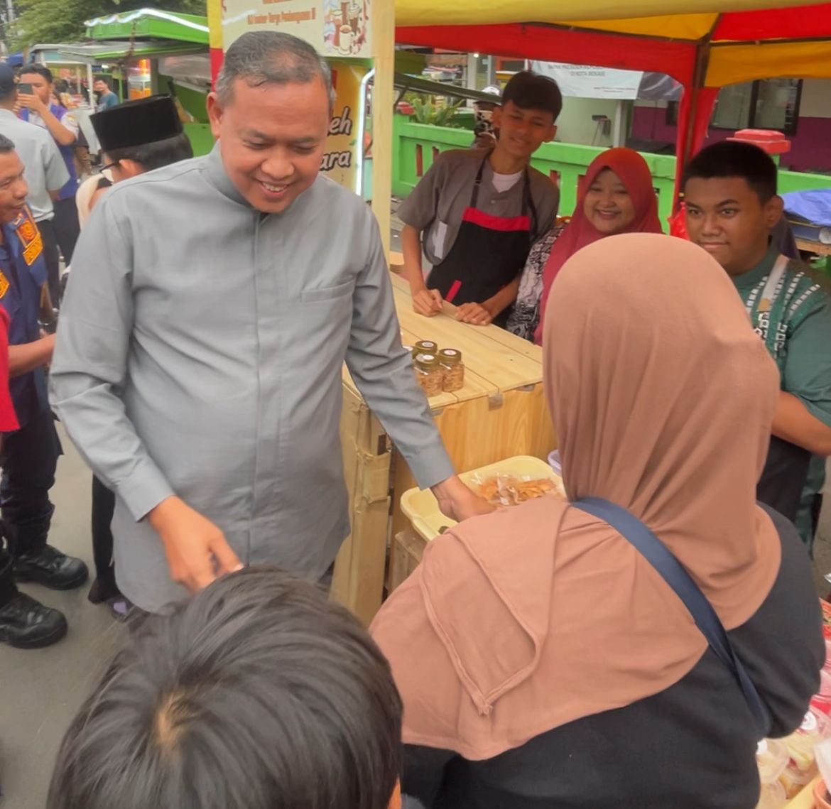 Jelang Berbuka Puasa, Wali Kota Bekasi Belanja Takjil Karya Siswa SLB Kembar Karya Pembangunan III