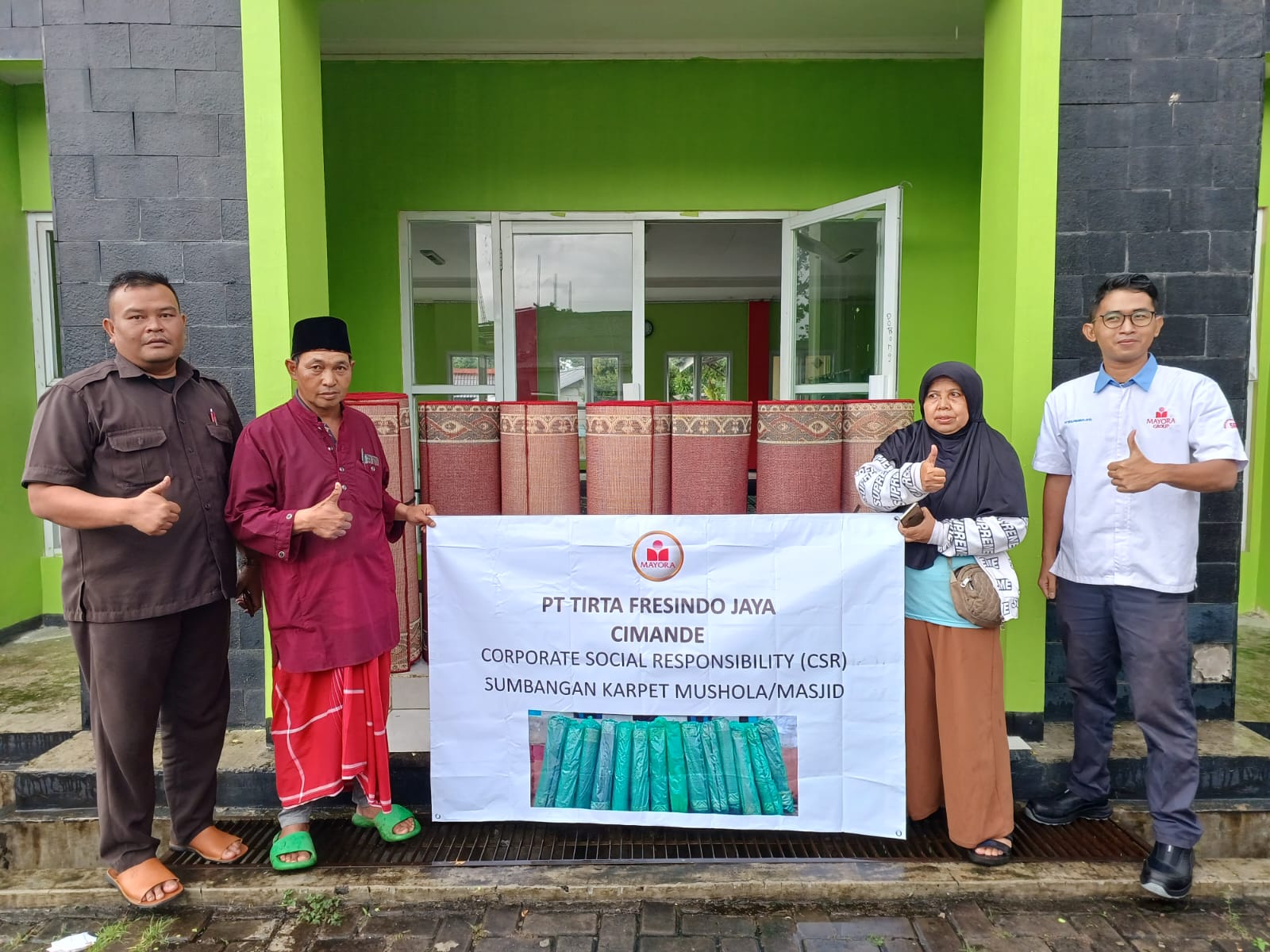 CSR Ramadan, TFJ Cimande Serahkan Bantuan Karpet Untuk Masjid Warga