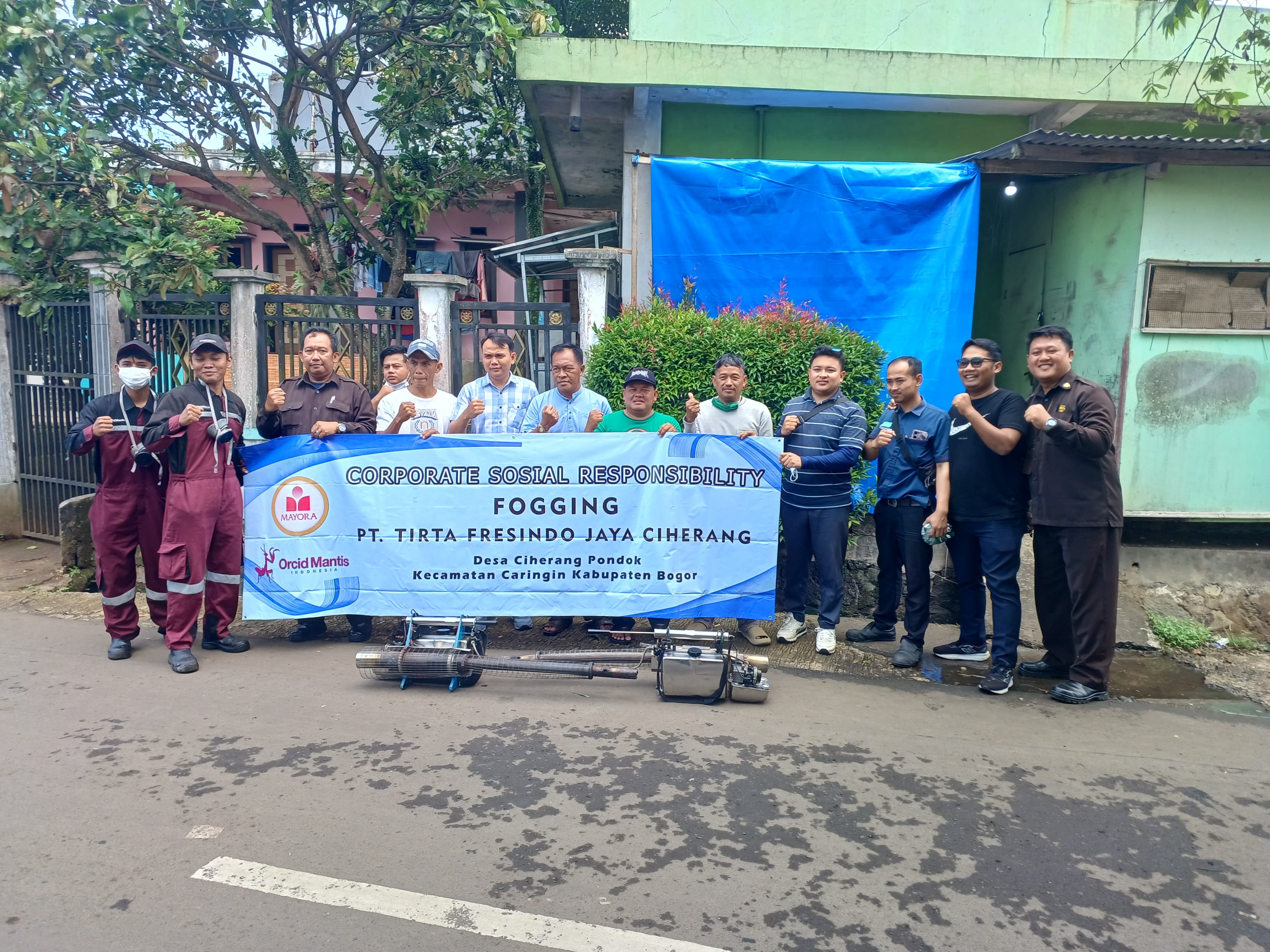Cegah DBD, TFJ Ciherang Fogging Lingkungan Warga di Dua Desa