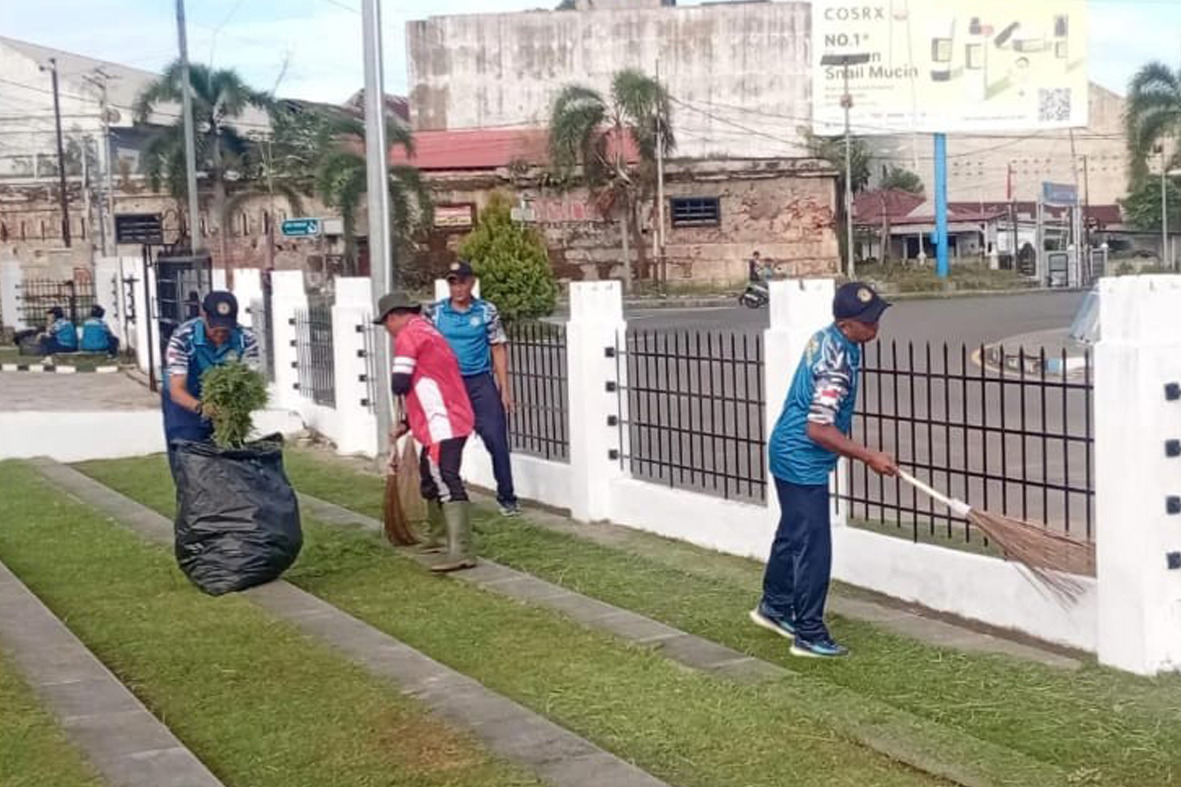 Lanal Bengkulu Laksanakan Bakti Sosial Pembersihan Kawasan Benteng Marlborough