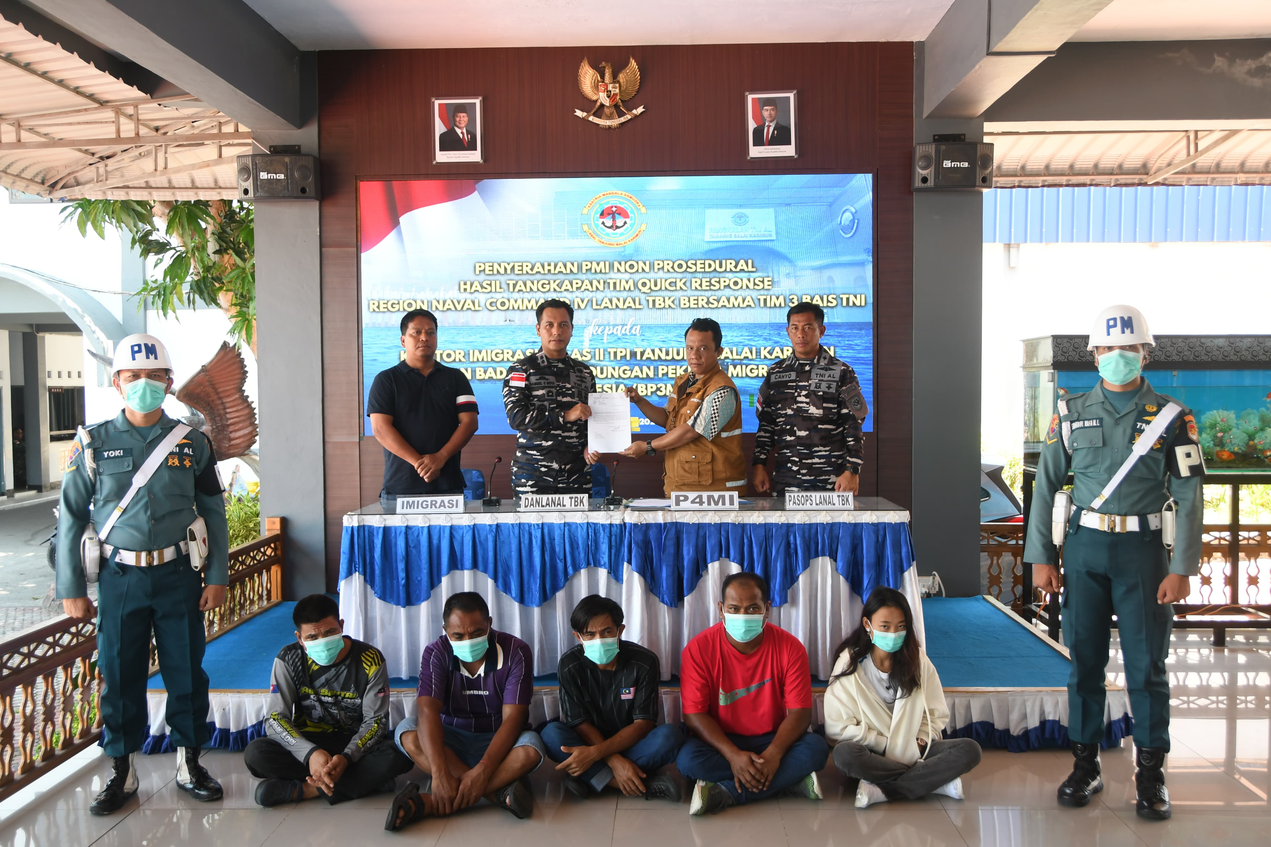 TNI AL dan BAIS TNI Amankan PMI Non Prosedural di Karimun