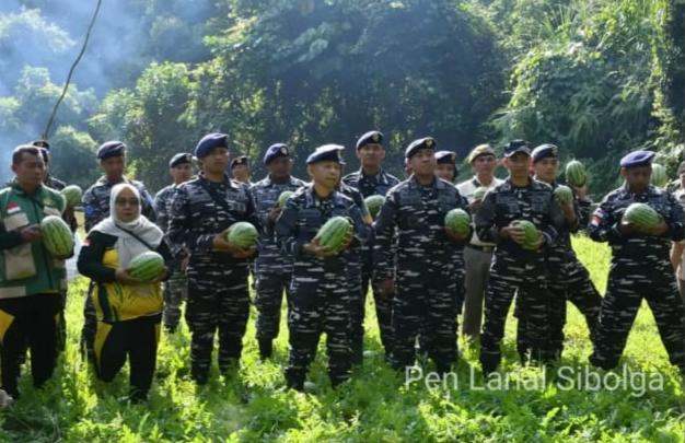 Lanal Sibolga Laksanakan Panen Raya Semangka di Labuhan Angin Kabupaten Tapanuli Tengah